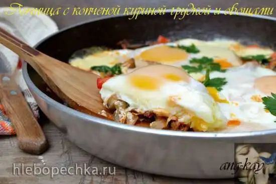Яичница с овощами и копченой в домашних условиях куриной грудкой