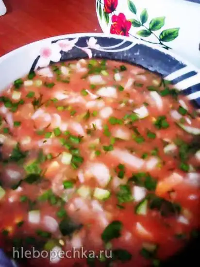 Окрошка с копчёной колбасой и зелёным горошком