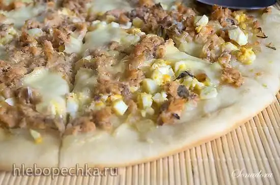 Открытый пирог с рыбой, луком и яйцом (пиццемейкер Princess 115000)