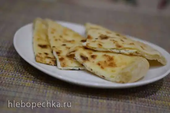 Восточные лепешки с творожной начинкой