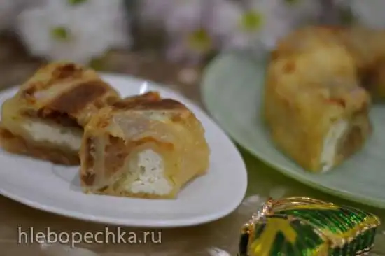 Творожно-яблочная заливная булочка