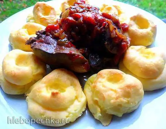 Куриная печень с печеными сливами и картофелем дюшес