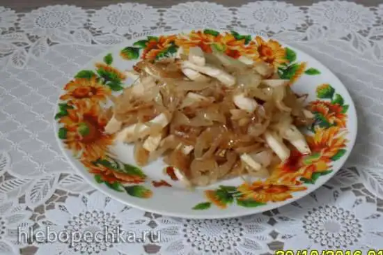 Тёплая закуска из печёной репы и жареного лука