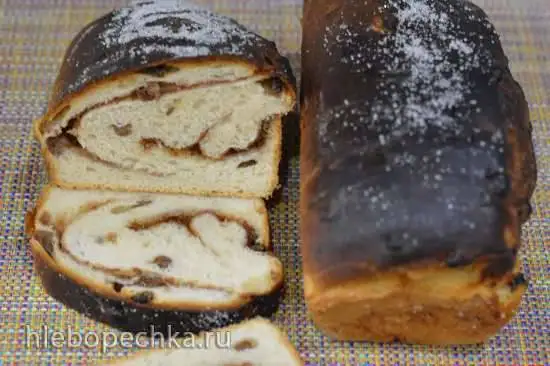 Пшеничный хлеб с изюмом и сахарной коричной спиралью
