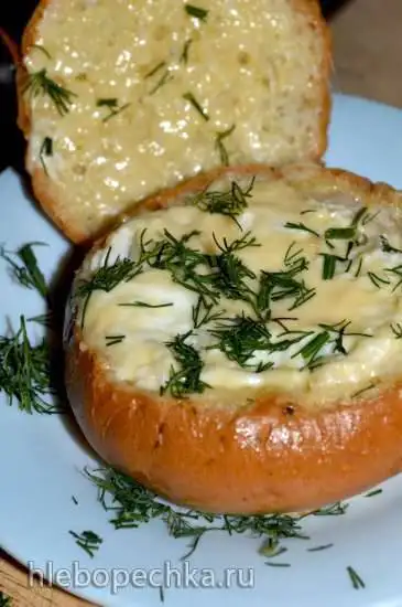 Яйцо в булочке с ветчиной и сыром