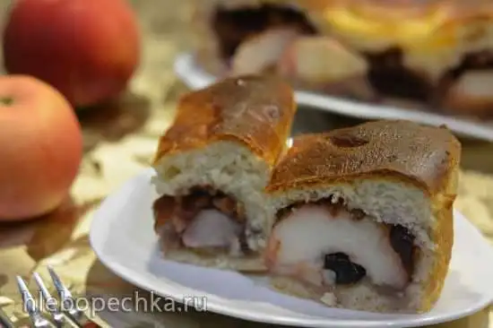 Сдобный пирог с яблоком, орехами и черносливом