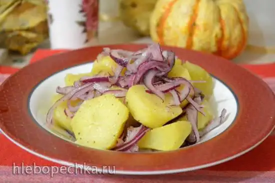 Постный картофельный салат с маринованным красным луком (вторая степень поста)
