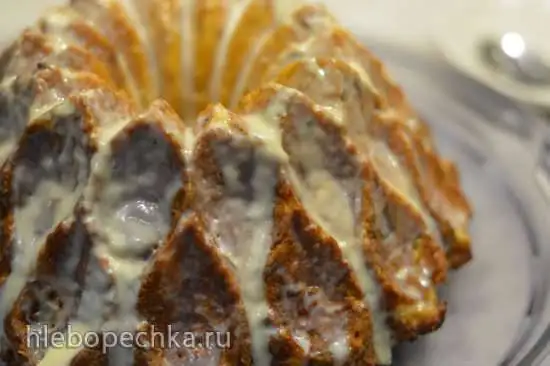 Торт «Корона» с конфетами, фруктами и печеньем