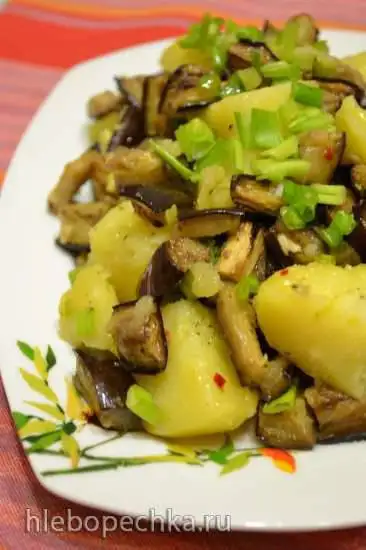 Салат картофельный с запеченными баклажанами и маслинами (вторая степень поста)