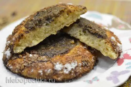 Булочка с начинкой и шоколадной глазурью