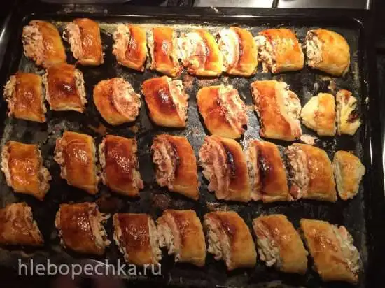 Слоенное пирожное с орехами и изюмом