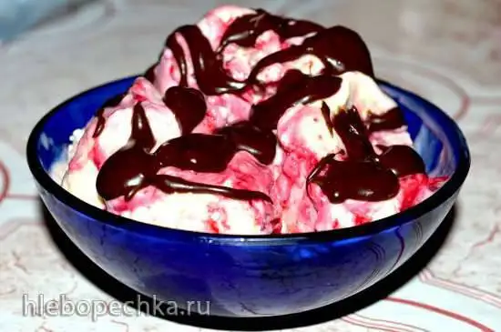 Ванильно-вишневое мороженое с шоколадным соусом