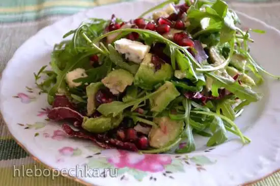 Салат с рукколой, авокадо, сыром, под маслом расторопши
