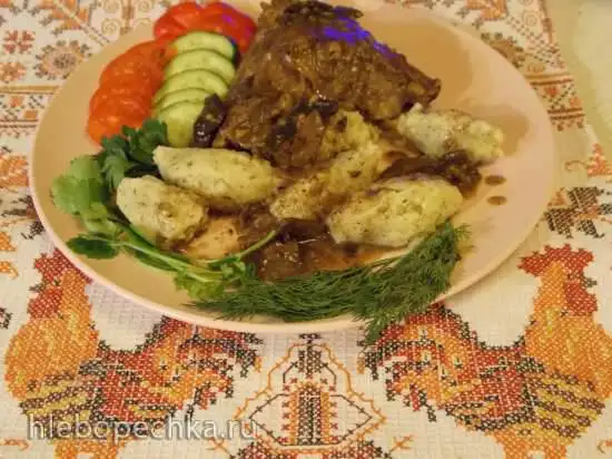 Петух в грибном соусе с манными клецками