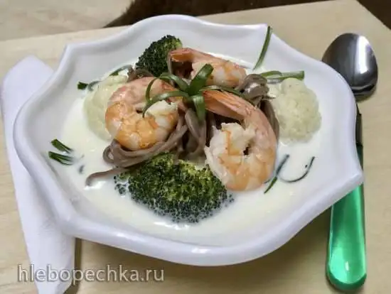 Суп кокосовый с креветками, брокколи, цветной капустой и лапшой соба