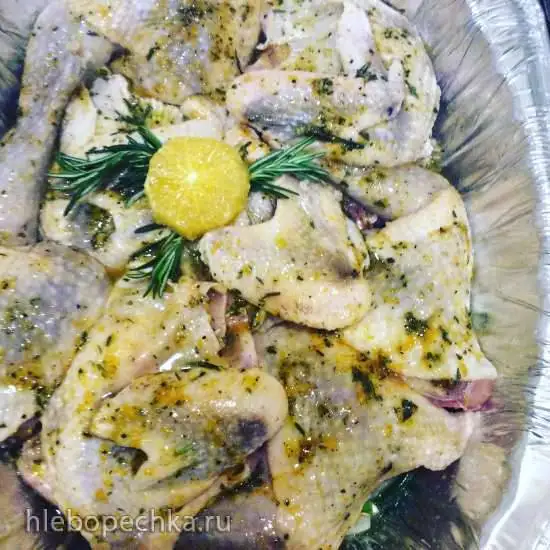Цесарка под сливочно-апельсиновым соусом с мёдом и розмарином