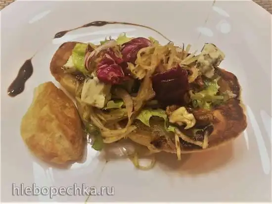 Салат с голубым сыром и грушей