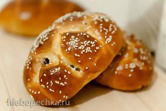 Булочки с изюмом и специями