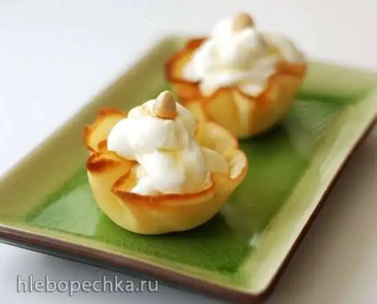 Вафельные корзиночки с муссом из греческого йогурта