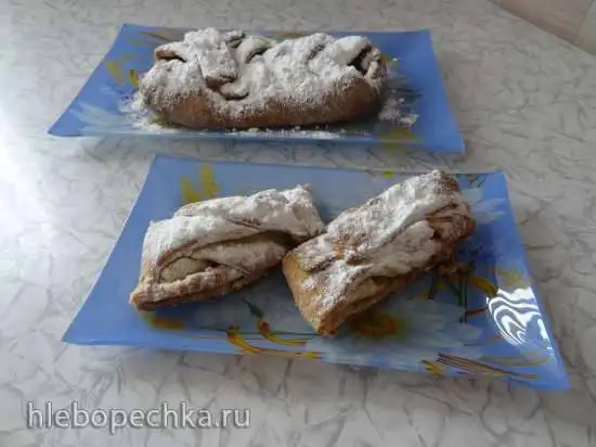 Простая слоеная плетенка с начинкой из яблок, изюма, орехов и ягод