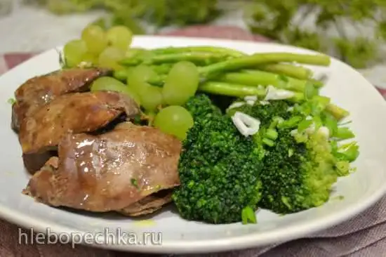 Печень куриная отварная на пару, с брокколи и молодой спаржей