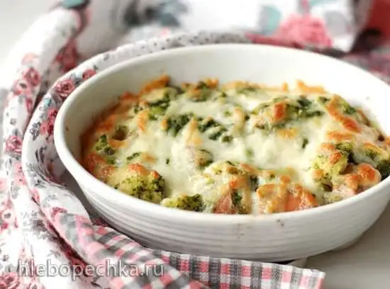 Цветная капуста, запеченная с колбасками, соусом песто и сыром моцарелла