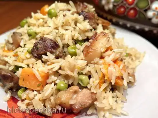 Рис с мясом, тыквой и зелёным горошком, томлёный в горшочке