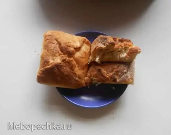 Конвертики из слоеного теста с плавленным сыром, яблоком и куриным филе