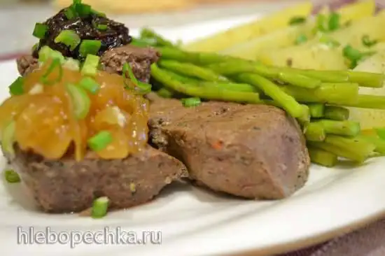 Печень говяжья на пару, с луковым мармеладом