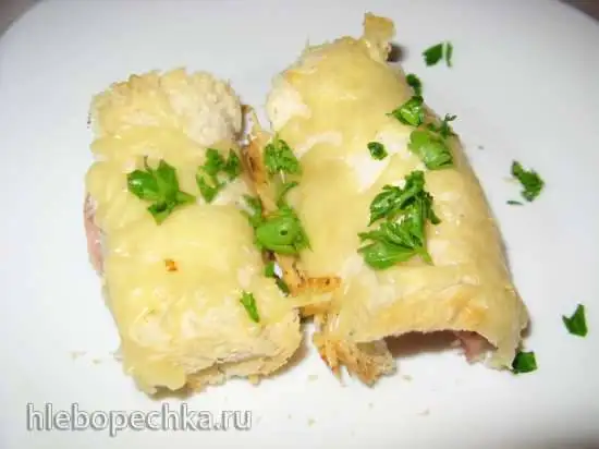 Рулетики из тостового хлеба, запеченные под сыром