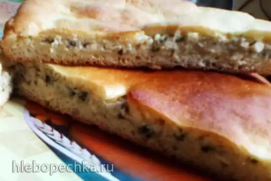 Дрожжевой пирог с сыром и творогом на сковороде