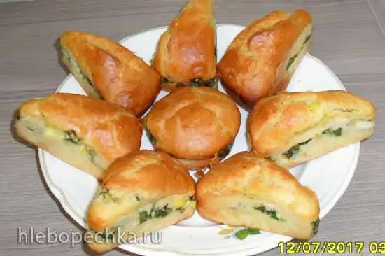 Пирожки заливные с зелёным луком и яйцами