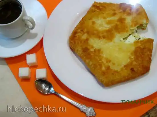 Лепешки жареные с начинкой из творога с зеленым луком