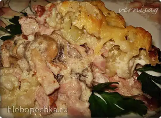Горячая закуска с цветной капустой, шампиньонами и грудинкой, запеченная в сливках