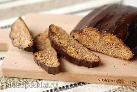 Свёрнутый пирог с начинкой из кураги и миндаля