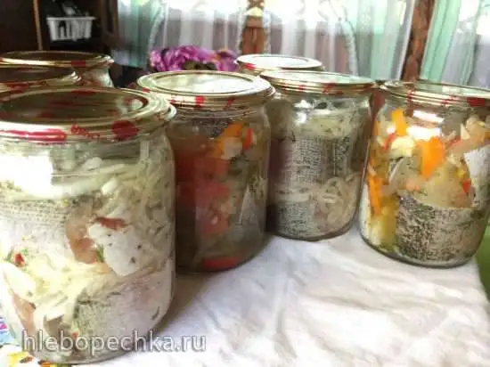 Щука в масле с луком и чесноком
