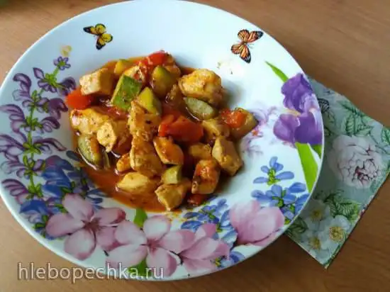 Нежное летнее лечо с курицей и кабачками в мультиварке