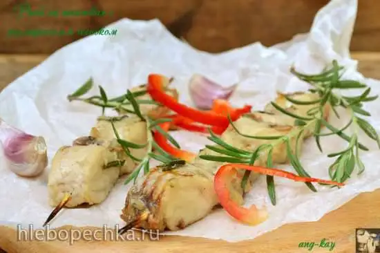 Рыба на шпажках с чесноком и розмарином
