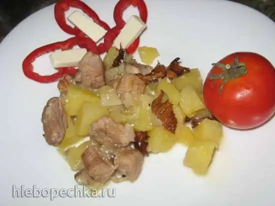 Картофель со свининой и лисичками в горшочке