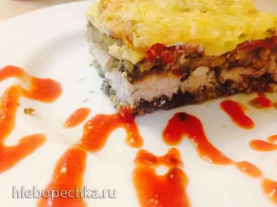 Куриная грудка, запечённая в баклажанах с помидорами