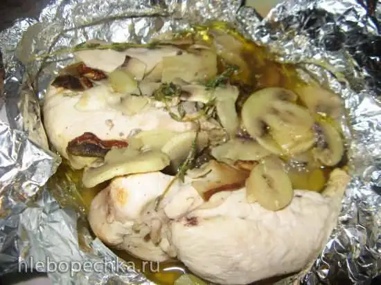 Куриная грудка, запеченная в конверте с грибами, сливочным маслом, белым вином и тимьяном от Джейми Оливера