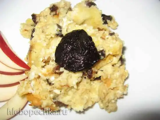 Запеченная овсяная каша с творогом, грушей и сухофруктами