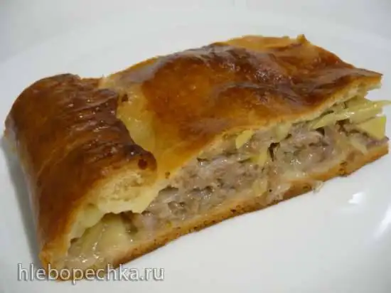 Пирог с мясной начинкой из псевдослоеного теста на сыворотке