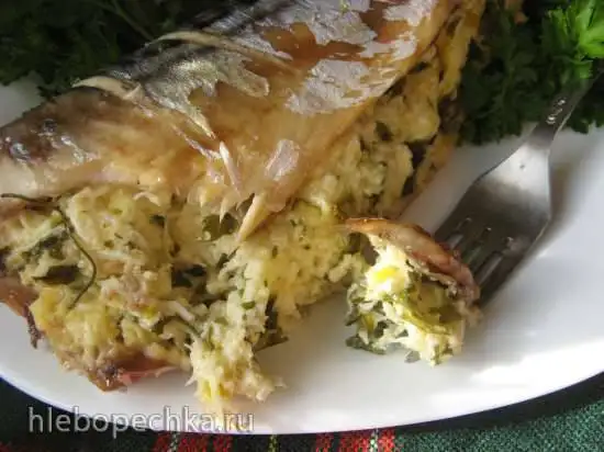 Скумбрия запеченная, фаршированная сыром и яйцами