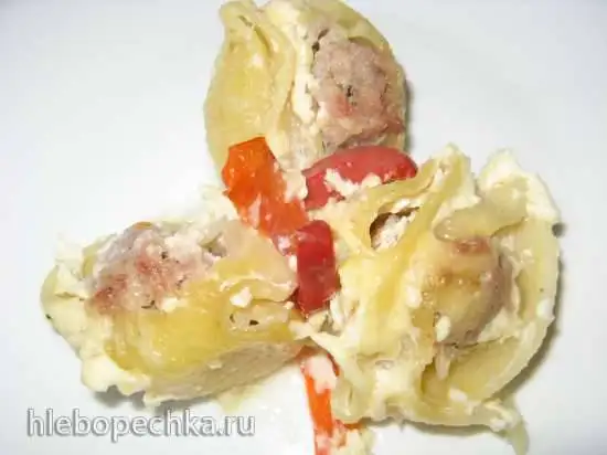 Ракушки фаршированные, запеченные со сладким перцем под сметанно-сырным соусом