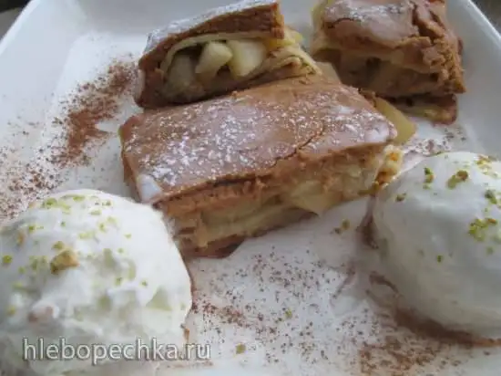 Блинчики с яблоками, запеченные под творожным соусом