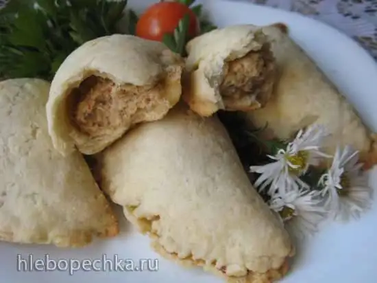 Песочные пирожки с начинкой из тушеной курицы