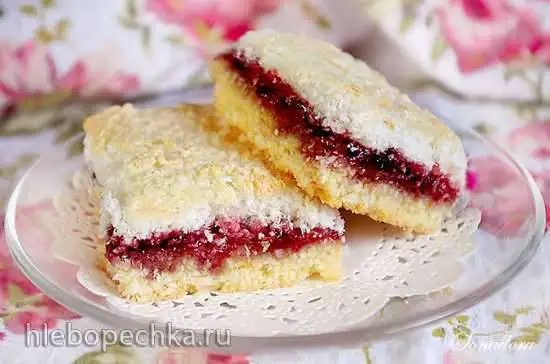 Кокосовый пирог с джемом и меренгой
