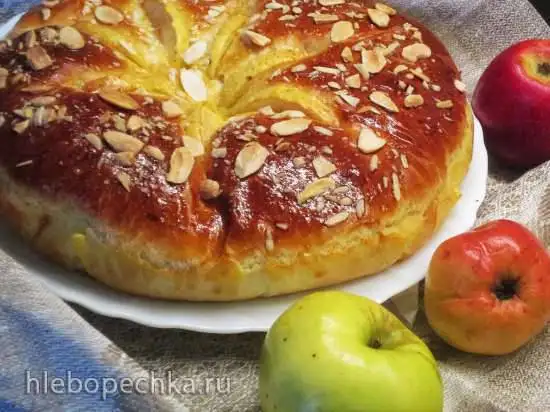 Бриошь с карамельными яблоками в корице