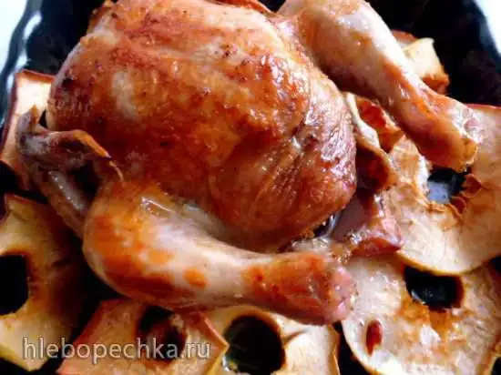 Цыпленок корнишон с черносливом и миндальной крошкой на яблоках